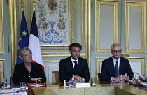 El presidente francés, Emmanuel Macron, en una reunión de emergencia del Gobierno en el Ministerio del Interior en París, el domingo 2 de julio de 2023.