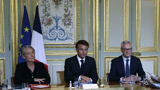 El presidente francés, Emmanuel Macron, en una reunión de emergencia del Gobierno en el Ministerio del Interior en París, el domingo 2 de julio de 2023.