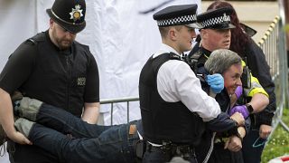 La policía detiene a un manifestante de "Just Stop Oil" antes de la Cabalgata del Rey en Londres, el sábado 6 de mayo de 2023