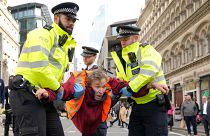 Polizisten tragen einen Aktivisten der Gruppe "Just Stop Oil" während einer Protestaktion in London weg.