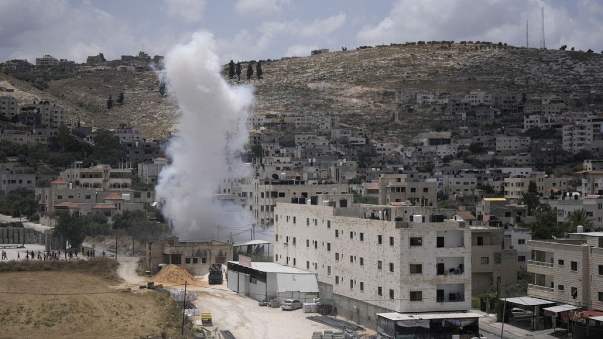 Füst száll fel a ciszjordániai Dzsenínben 2023. július 3-án egy izraeli katonai rajtaütés közben
