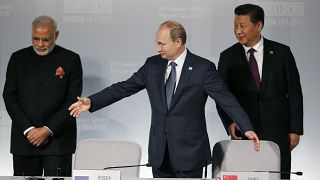 فلاديمير بوتين إلى جانب الرئيس الصيني ورئيس الوزراء الهندي