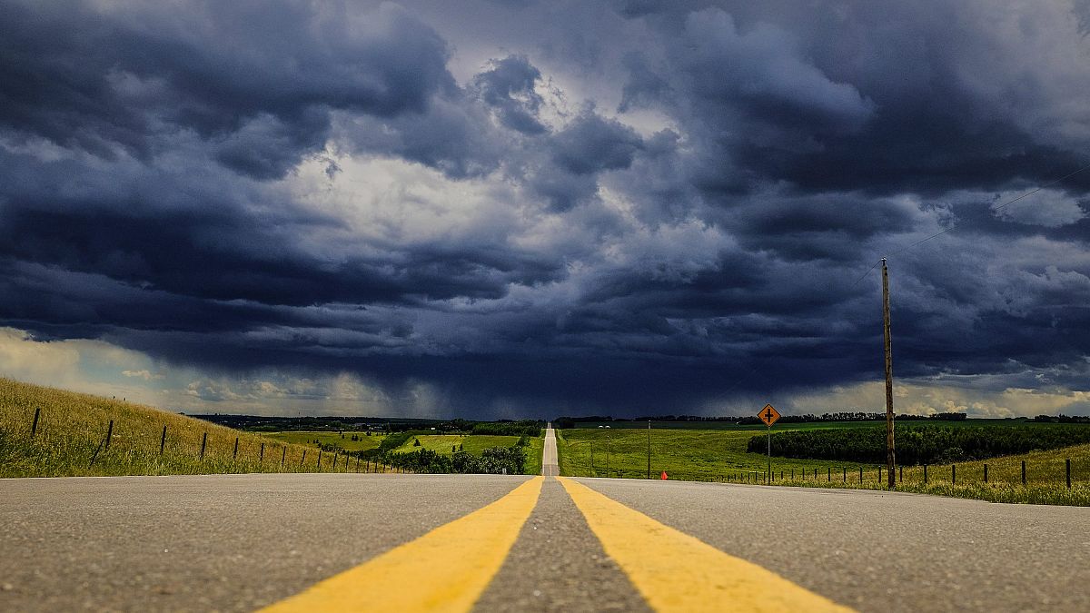  غيوم عاصفة فوق طريق سريع في جنوب ألبرتا بالقرب من بلدة كارستيرز، كندا
