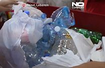 Sacos com garrafas de plástico entregues num drive-thru em Beirute