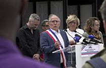 Der Bürgermeister von Nanterre, Patrick Jarry, spricht vor dem Rathaus während einer Solidaritätskundgebung für den Bürgermeister des Pariser Vororts L'Hay-les-Roses,