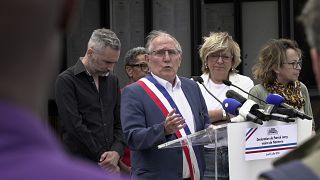 Der Bürgermeister von Nanterre, Patrick Jarry, spricht vor dem Rathaus während einer Solidaritätskundgebung für den Bürgermeister des Pariser Vororts L'Hay-les-Roses,
