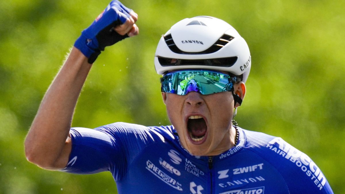 Il belga Jasper Philipsen taglia il traguardo vincendo la terza tappa del Tour de France