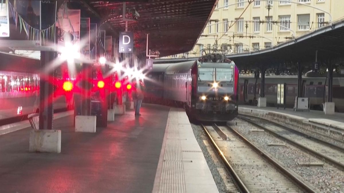 Поезд прибывает на станцию в Париже