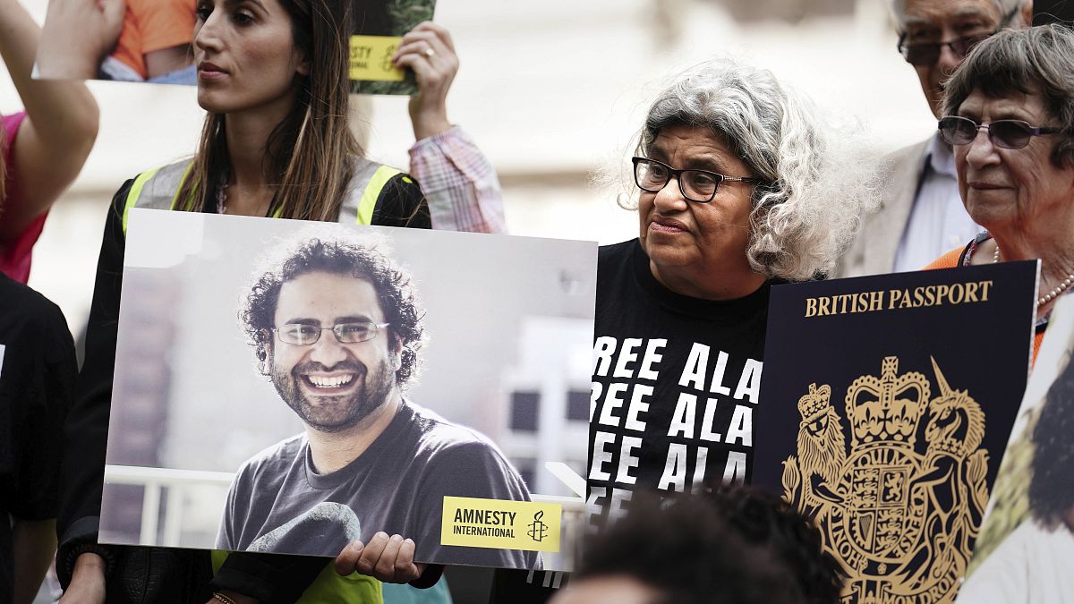 والدة علاء عبد الفتاح ليلى سويف [وسط] خلال وقفة مطالبة بإطلاق سراحه في لندن 