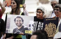 والدة علاء عبد الفتاح ليلى سويف [وسط] خلال وقفة مطالبة بإطلاق سراحه في لندن 