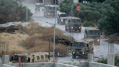 خودروهای زرهی اسرائیل در راه اردوگاه جنین