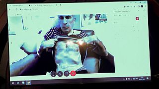 الرئيس الجورجي السابق المسجون ميخائيل ساكاشفيلي يظهرعلى شاشة عبر رابط فيديو من عيادة خلال جلسة استماع للمحكمة، تبليسي 3 يوليو، 2023