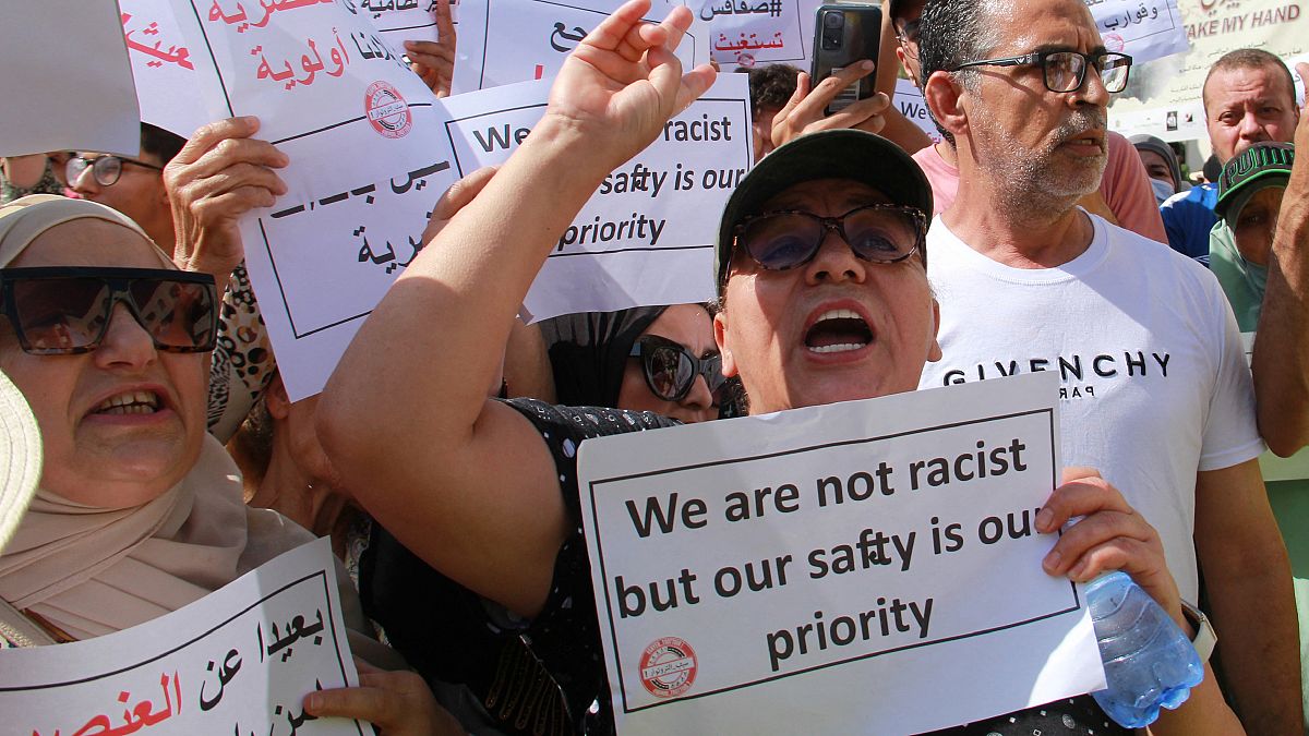 صورة أرشيفية من وقفة تطالب بترحيل المهاجرين غير النظاميين من تونس