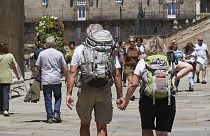 Pilger des Jakobswegs kommen an der Kathedrale in Santiago di Compostela an