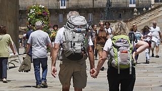 Peregrinos llegan a la Plaza del Obradoiro, junto a la Catedral de Santiago de Compostela, el 15 de junio de 2023.