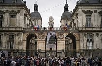 Solidaritätsbekundungen mit den Bürgermeistern von Frankreich, nachdem die Gewalt in den Vorstädten sich auch gegen sie richtete