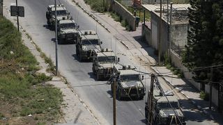 Vehículos de las fuerzas israelíes abandonan Yenín.