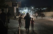 Menekülő palesztinok a ciszjordániai Dzseninben 2023. július 3-án