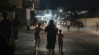 Palästinensische Familien fliehen aus dem Flüchtlingslager Dschenin