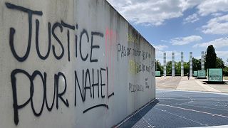 Igazságot Nahelnek - graffiti egy holokauszt-emlékművön Nanterre-ben