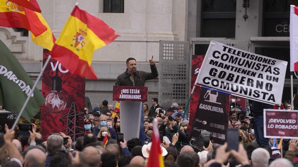 Il leader del partito Vox, Santiago Abascal, tiene un discorso durante un comizio del partito di estrema destra a Madrid. (19 marzo 2022)