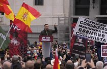 El líder del partido VOX, Santiago Abascal, pronuncia un discurso durante un mitin del partido de extrema derecha VOX en Madrid, España, 19 de marzo de 2022\.