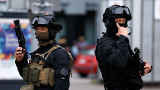 عنصران من الشرطة الفرنسية في مدينة ليل [شمال]
