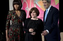 ARCHIVO - La entonces primera dama Michelle Obama y la activista rusa de derechos humanos, la periodista Elena Milashina en Washington, el viernes 8 de marzo de 2013.