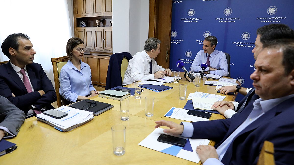 Ο πρωθυπουργός, Κυριάκος Μητσοτάκης, με τη νέα ηγεσία του υπουργείου Υγείας