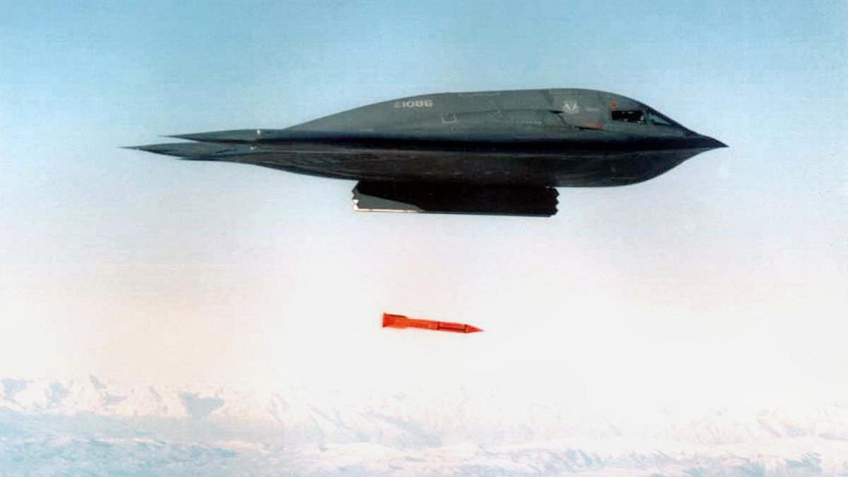 صورة لقاذفة بي-2 الأمريكية وهي تلقي قنبلة من هو بي61-11 في مكان غير محدد [أرشيف] 