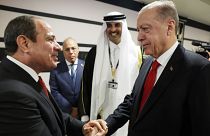 الرئيس التركي إردوغان يصافح الرئيس المصري السيسي على هامش افتتاح مونديال قطر في كانون الأول / ديسمبر 2022