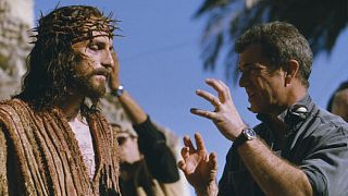 Jim Caviezel (vänster) och Mel Gibson (till höger) på uppsättningen 2004's The Passion of the Christ