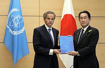  المدير العام للوكالة الدولية للطاقة الذرية (يسار)، يقدم تقرير الوكالة عن إطلاق المياه المعالجة في فوكوشيما إلى رئيس الوزراء الياباني، طوكيو، 4 يوليو 2023.