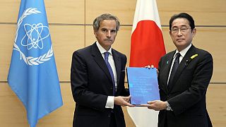  المدير العام للوكالة الدولية للطاقة الذرية (يسار)، يقدم تقرير الوكالة عن إطلاق المياه المعالجة في فوكوشيما إلى رئيس الوزراء الياباني، طوكيو، 4 يوليو 2023.
