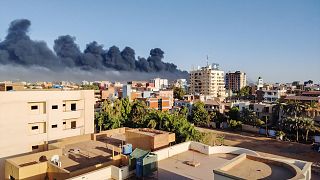 الدخان يتصاعد فوق العاصمة السودانية الخرطوم إثر تواصل القتال هناك