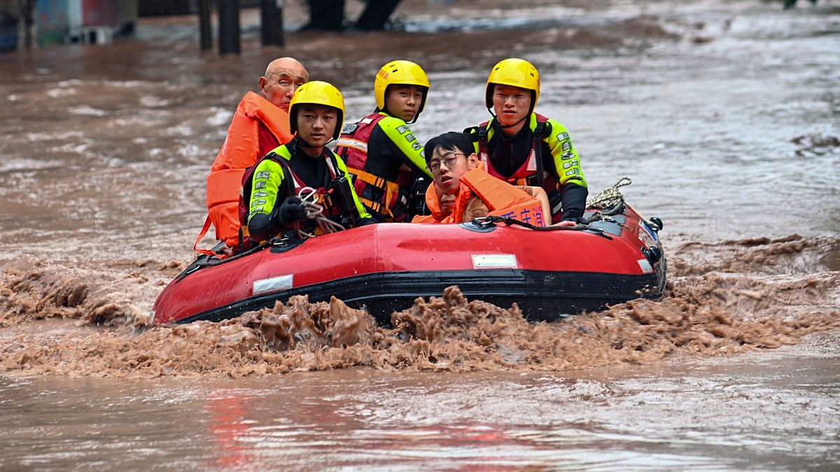 فرق الإنقاذ تساعد أحد السكان العالقين في الفيضانات في جنوب غربي الصين