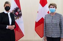 وزیر دفاع سوئیس (راست) و وزیر دفاع اتریش (چپ) در دیداری به تاریخ ۳۰ آوریل ۲۰۲۱