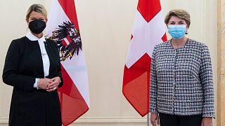 وزیر دفاع سوئیس (راست) و وزیر دفاع اتریش (چپ) در دیداری به تاریخ ۳۰ آوریل ۲۰۲۱