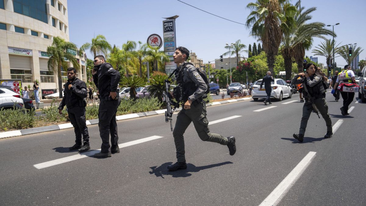 La policía israelí es vista en el lugar de un ataque palestino con coche bomba en una parada de autobús en Tel Aviv, Israel, martes 4 de julio de 2023.
