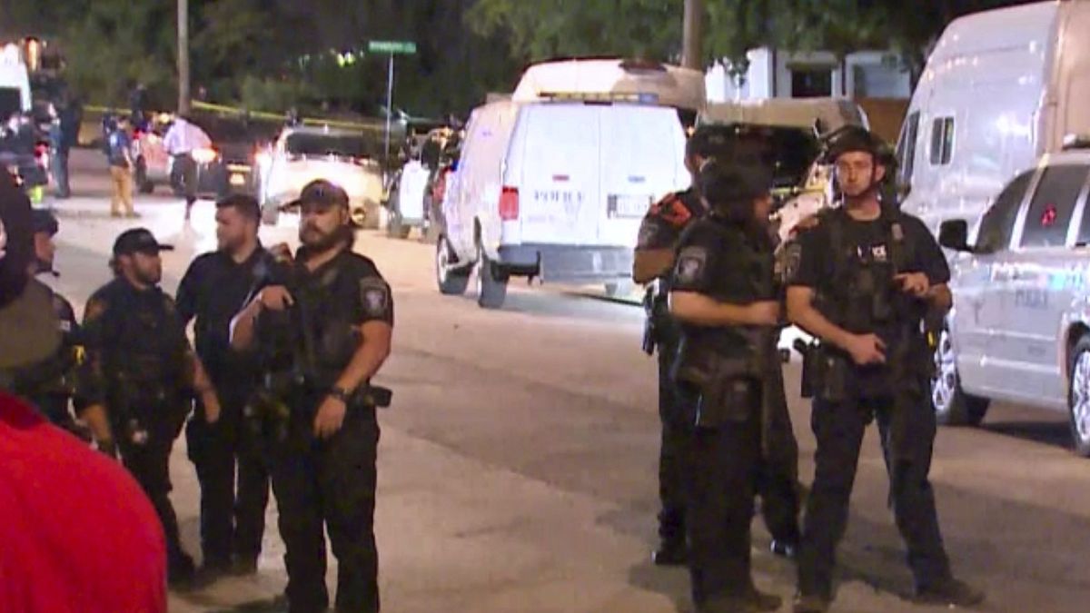 عناصر الأمن تطوق مكان إطلاق النار في تكساس