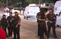 عناصر الأمن تطوق مكان إطلاق النار في تكساس