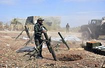 يستعد جنود من الجيش السوري لإطلاق قذيفة هاون باتجاه المسلحين في قرية كفر نبودة بريف محافظة حماة، 11 أيار 2019.