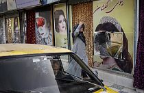 Salões de beleza no Afeganistão têm um mês para fechar portas