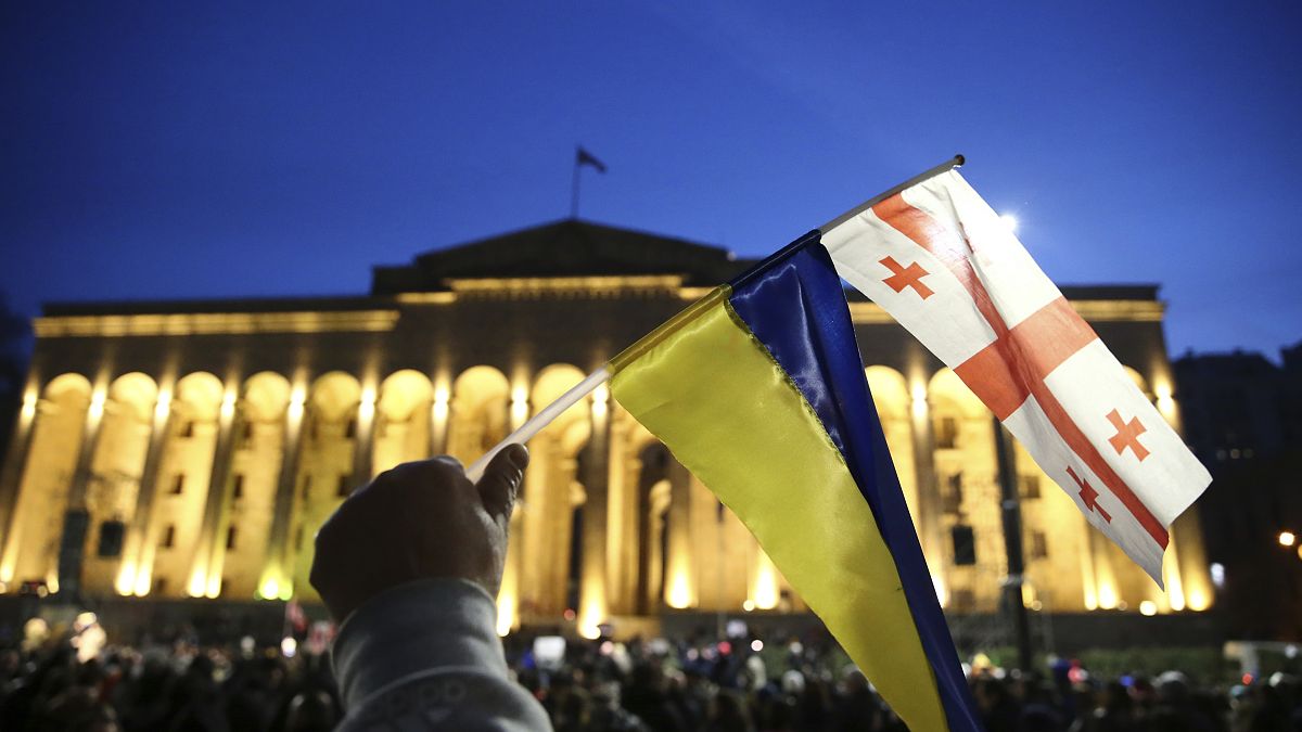 Флаги Украины и Грузии на фоне здания грузинского парламента во время протеста. 9 марта 2023 года
