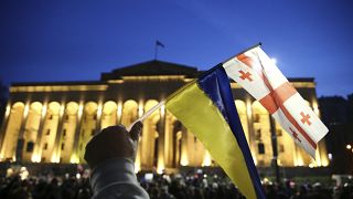 Флаги Украины и Грузии на фоне здания грузинского парламента во время протеста. 9 марта 2023 года