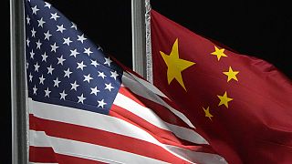 العلم الأمريكي والصيني  في متنزه جينتنج سنو بارك قبل دورة الألعاب الأولمبية الشتوية لعام 2022، في تشانغجياكو، الصين، في 2 فبراير 2022