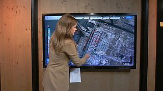 Sasha Vakulina muestra los reactores presuntamente minados de la central nuclear de Zaporiyia.