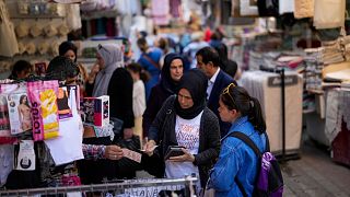 مردم در خیابان‌های استانبول مشغول خرید هستند