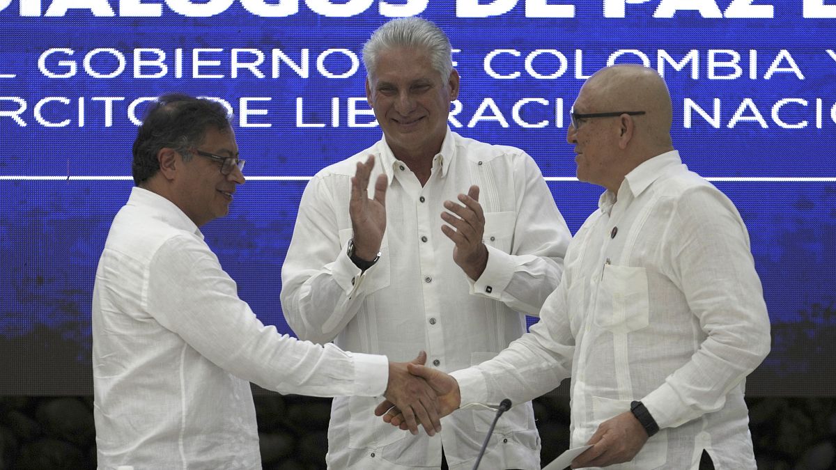 Kolombiya Devlet Başkanı Gustavo Petro ve ELN komutanı Antonio Garcia el şıkışıyor