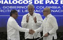 Kolombiya Devlet Başkanı Gustavo Petro ve ELN komutanı Antonio Garcia el şıkışıyor